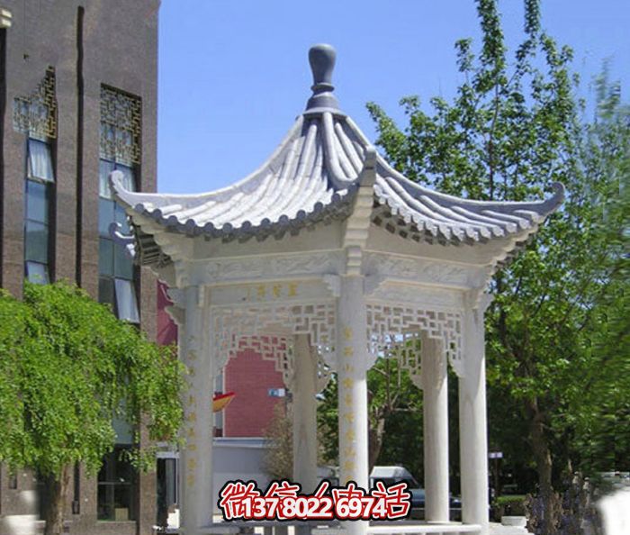 精美漢白玉鏤空涼亭，為校園休息區(qū)提供清涼休息空間