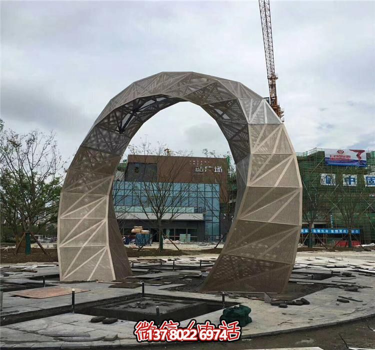 不銹鋼網(wǎng)格拱門雕塑，點綴廣場