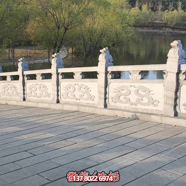 精美青石浮雕石拱橋裝飾，營造舒適安全的公園氛圍