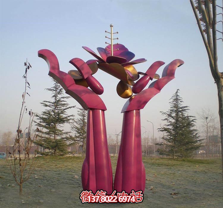 不銹鋼雕塑——用手捧花朵，點綴公園抽象美