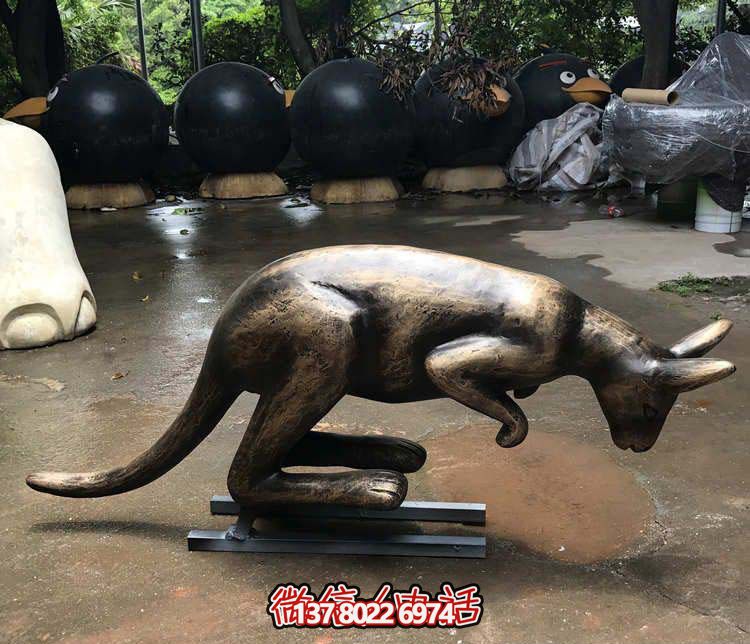 不銹鋼袋鼠雕塑，擺放于大型廣場