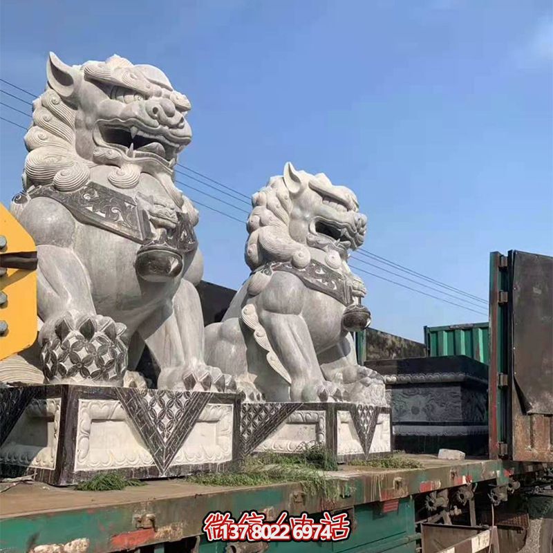 青石制大型仿真獅子雕塑，為鎮(zhèn)宅增添獨(dú)特魅力