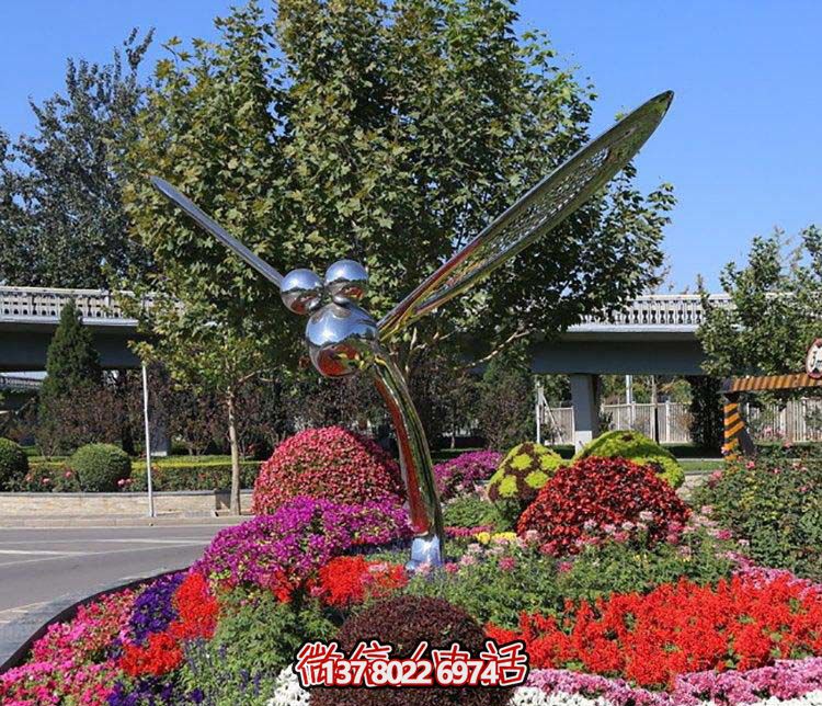 大型不銹鋼蜻蜓雕塑，給城市花園添彩