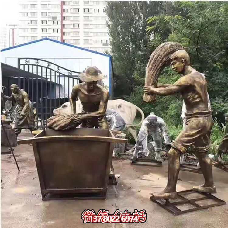 玻璃鋼仿銅農(nóng)耕人物雕塑，美化戶外景區(qū)