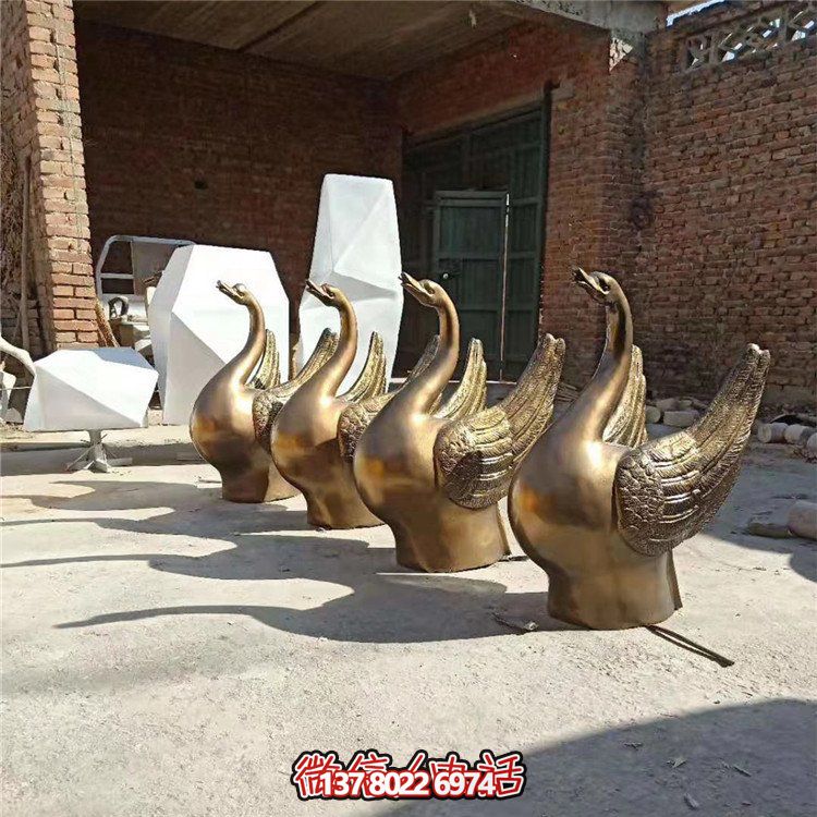 仿銅噴水雕塑，玻璃鋼景觀天鵝水池，為廣場園林?jǐn)[放