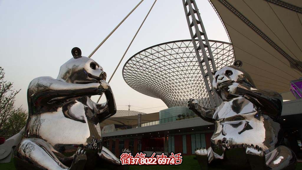 不銹鋼卡通熊貓雕塑，為動(dòng)物園擺放鏡面裝飾