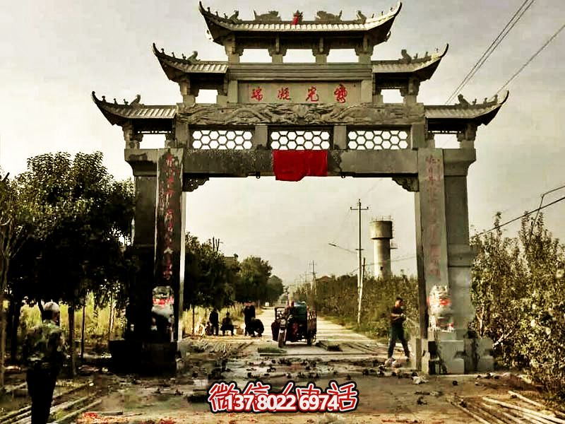 裝飾新村莊單門牌坊，青石鏤空浮雕精美