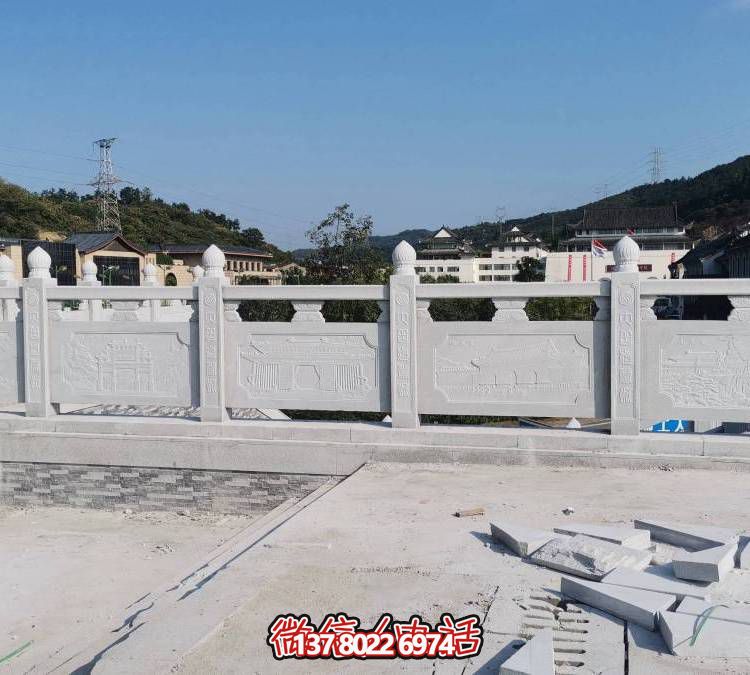 精美大理石雕塑，飾以圍欄的戶外河道裝飾