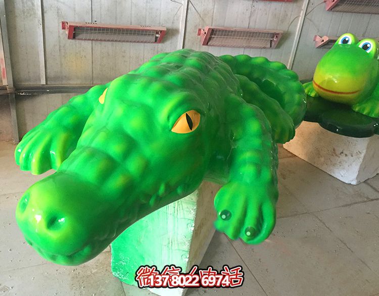 玻璃鋼鱷魚雕塑，為游樂場(chǎng)裝飾添彩