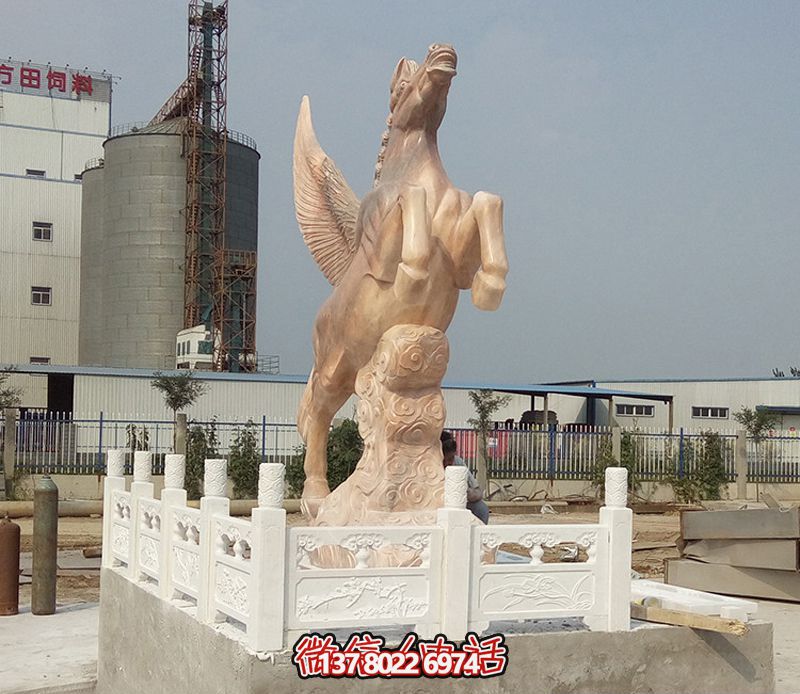 飛馬石雕創(chuàng)意雕塑，點(diǎn)綴廣場(chǎng)上的黃蠟石