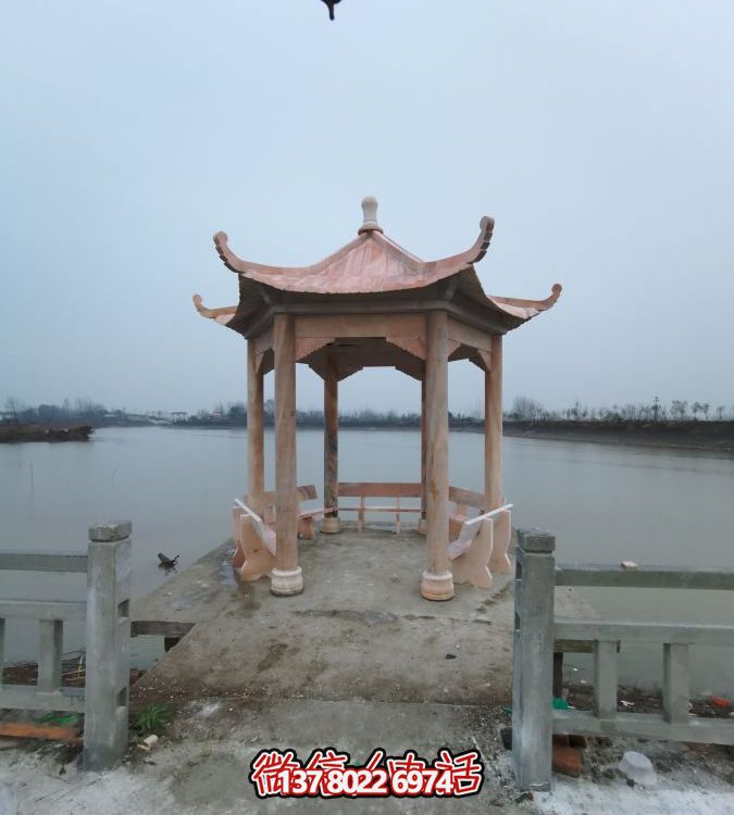 河邊大理石涼亭雕塑，欣賞晚霞紅