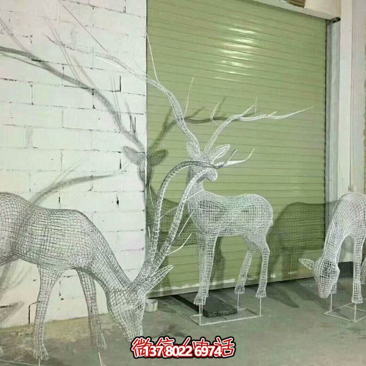 不銹鋼鏤空網(wǎng)格鹿燈光亮化擺件，為公園草坪上裝飾增添精彩