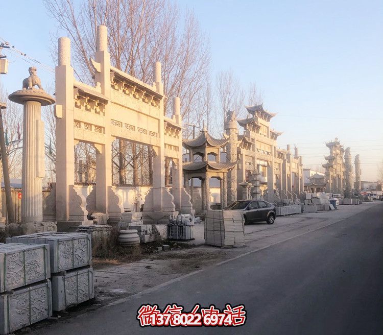 大理石門牌樓，點(diǎn)綴村莊入口