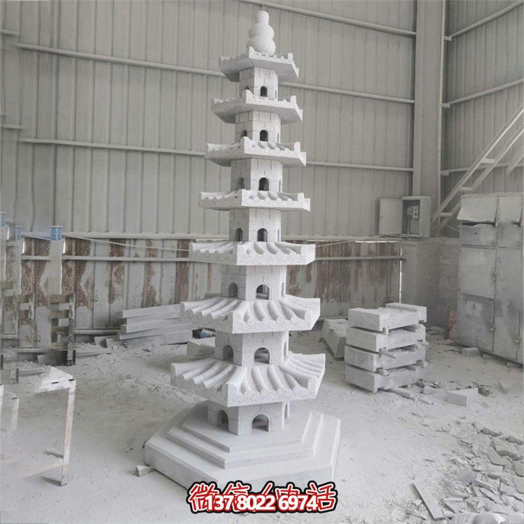 天然青石多層石佛塔，雕刻精美，為寺廟擺放