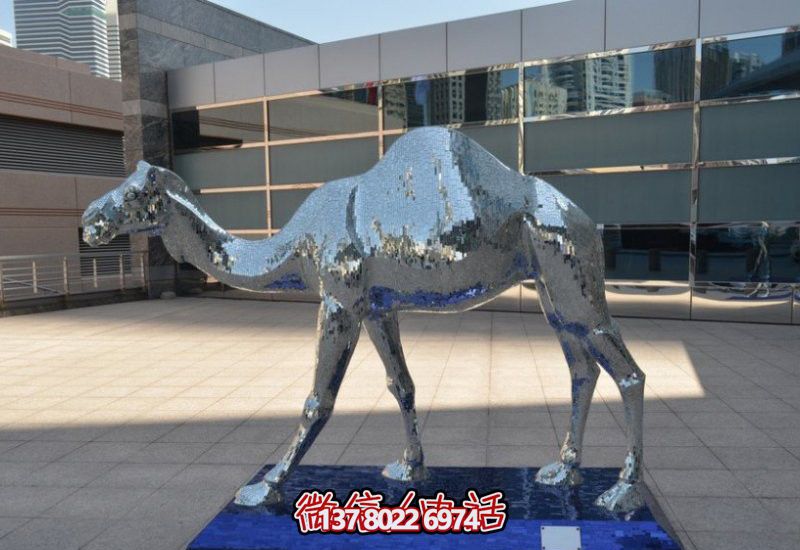 不銹鋼駱駝雕塑，為廣場添彩