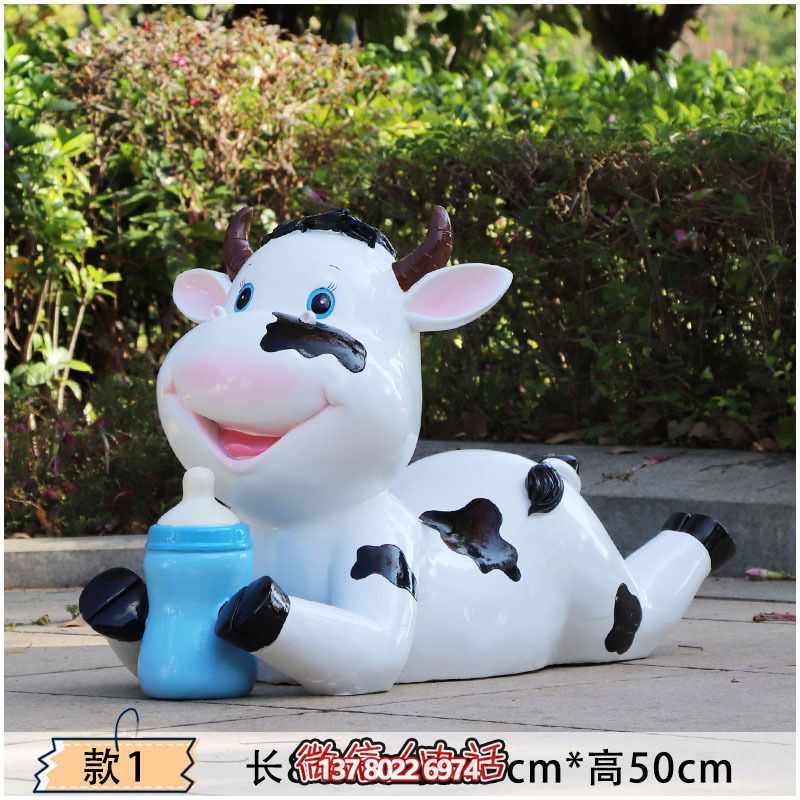 玻璃鋼牛雕塑，為幼兒園的幼兒們趴著喝奶更添樂趣