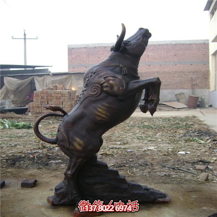 牛年奮進(jìn)雕塑，玻璃鋼仿銅戶外景區(qū)農(nóng)耕積極雕塑