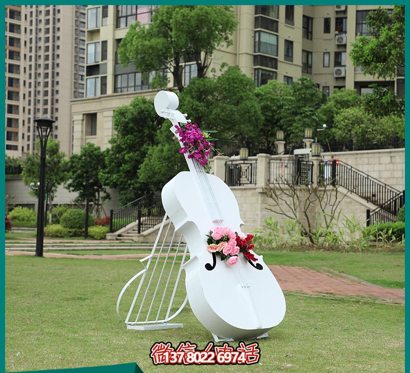玻璃鋼雕塑，打造創(chuàng)意白色大提琴，點綴公園景區(qū)