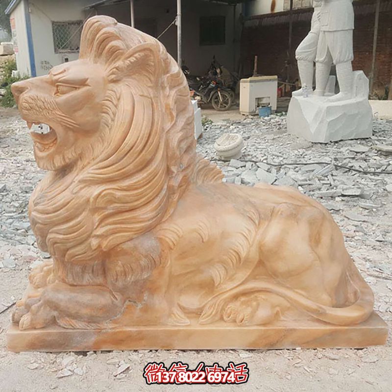兇猛獅子紅石雕臥著雕塑，為公園景區(qū)添彩晚霞之美