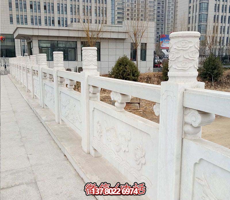 漢白玉鑲嵌欄桿扶手，點綴走廊裝飾，為城市花園添彩