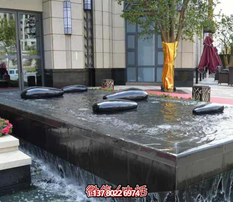 創(chuàng)意水中鵝卵石雕塑，為酒店池塘帶來抽象美感