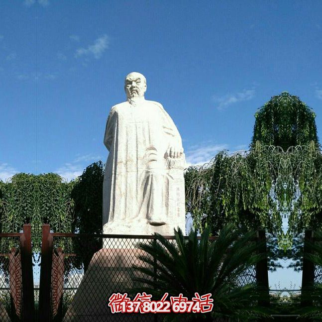 林則徐石雕塑，點綴校園廣場