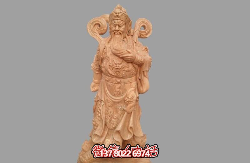 紅日晚霞下的關(guān)公雕塑，溫馨庭院里的佛像供奉