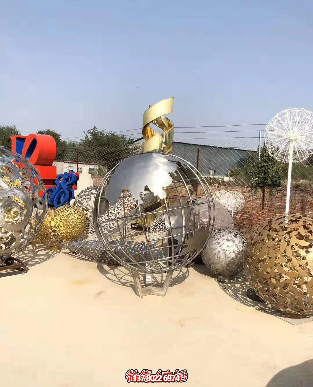 不銹鋼拋光地球儀雕塑，營造公園游樂場氛圍
