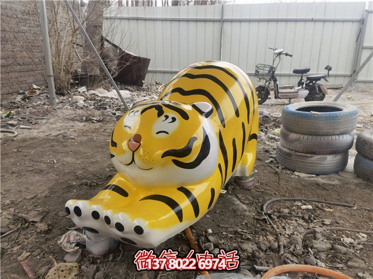 玻璃鋼彩繪抽象老虎雕塑，為幼兒園裝飾而生