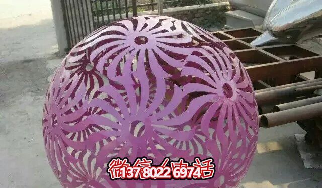 紫色不銹鋼鏤空球雕塑，為花園增添精彩