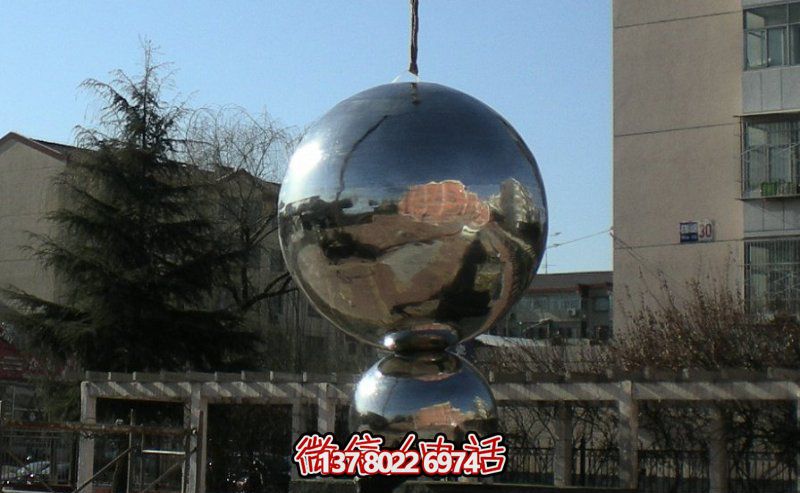 不銹鋼球體雕塑，鏡面反光，室外裝點(diǎn)美化