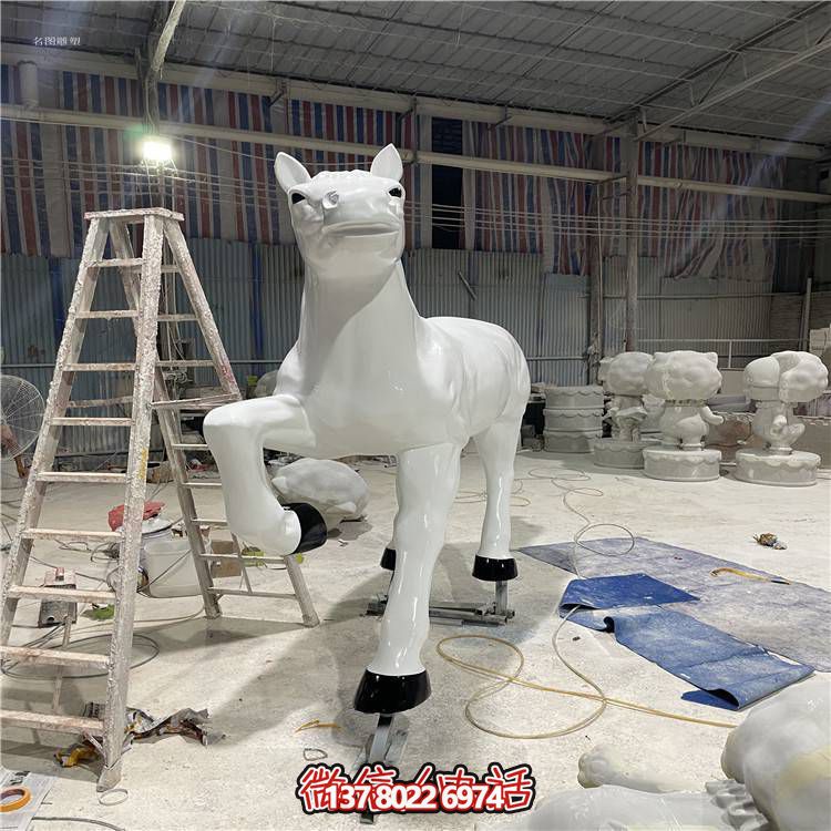 玻璃鋼馬雕塑，點(diǎn)綴戶外園林