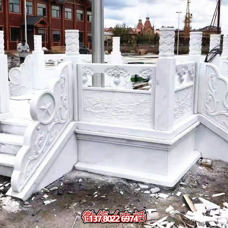 漢白玉升旗臺(tái)，做工精美，安全防護(hù)欄桿