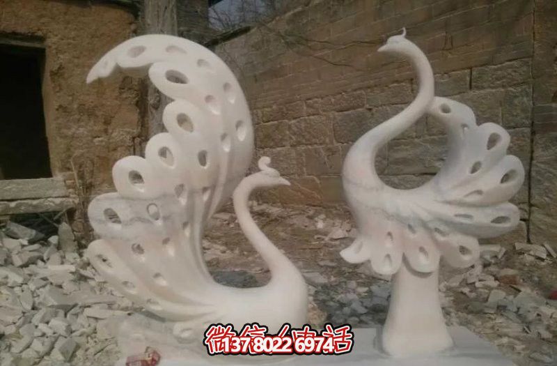 不銹鋼鏤空孔雀雕塑，點綴公園湖邊