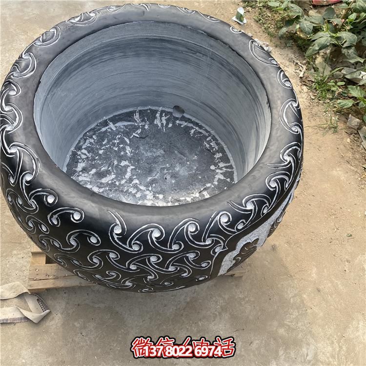 仿古大理石浮雕花紋花盆，營造優(yōu)雅庭院空間