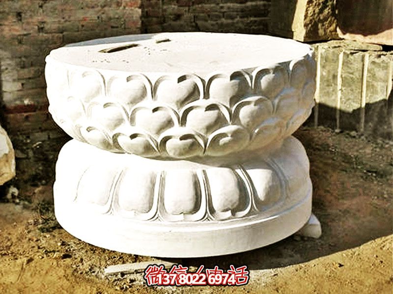 漢白玉制須彌座佛像，以精美圓形飾就古樸寺院