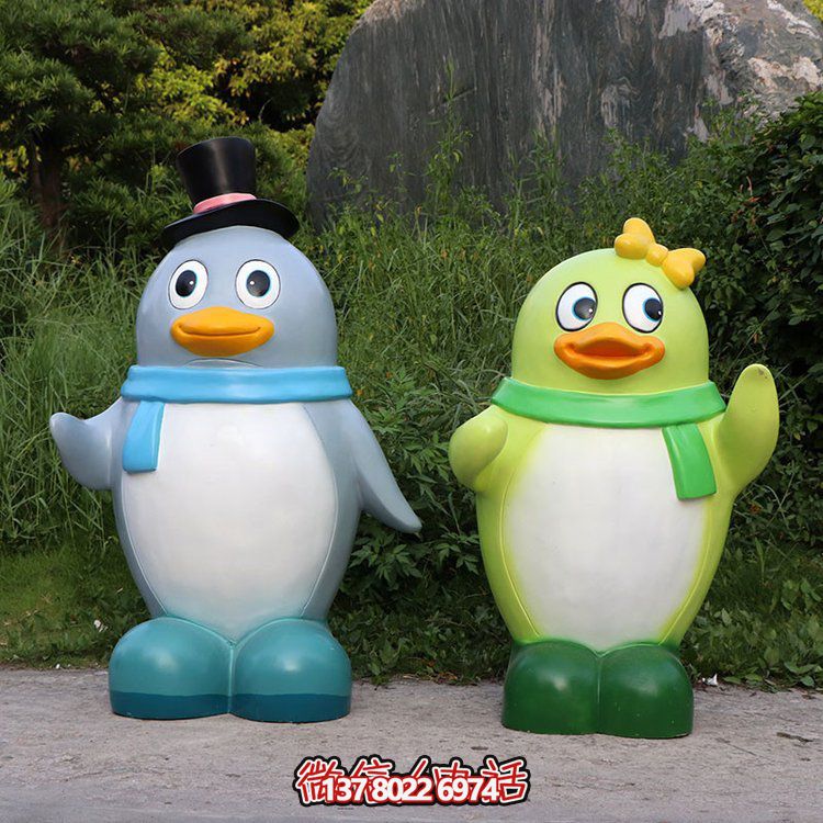 玻璃鋼彩繪企鵝景觀公仔，為幼兒園戶外擺件