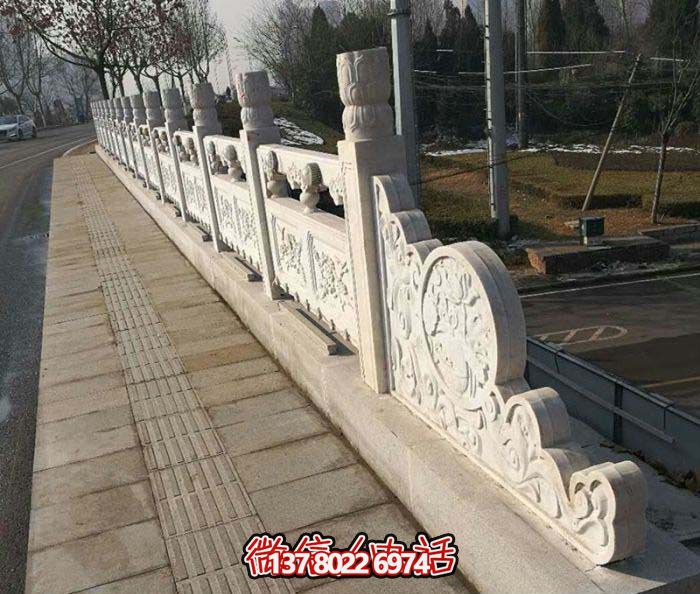 現(xiàn)代城市綠化防護(hù)欄桿，融入自然元素的花崗巖石雕