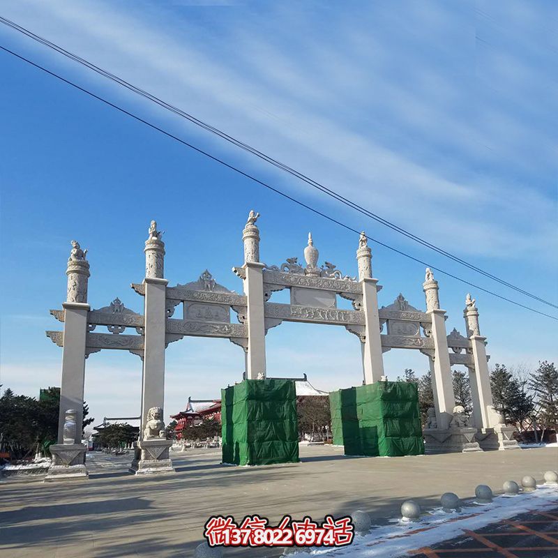 新款漢白玉牌坊，美觀而古樸的石六柱，為寺院和景區(qū)增添靈氣