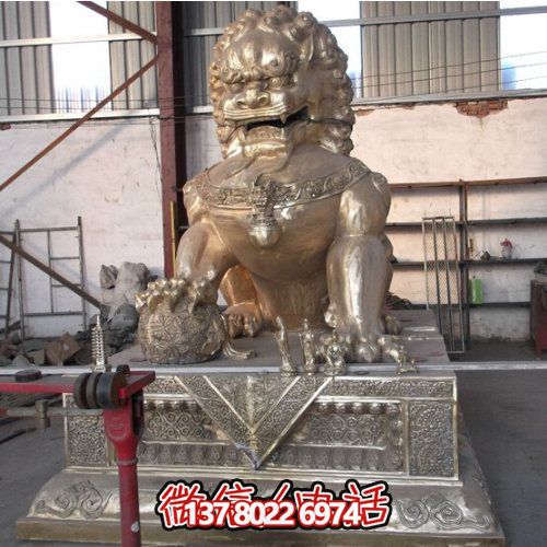 仿古銅噴金獅子雕塑，玻璃鋼大型戶外裝飾