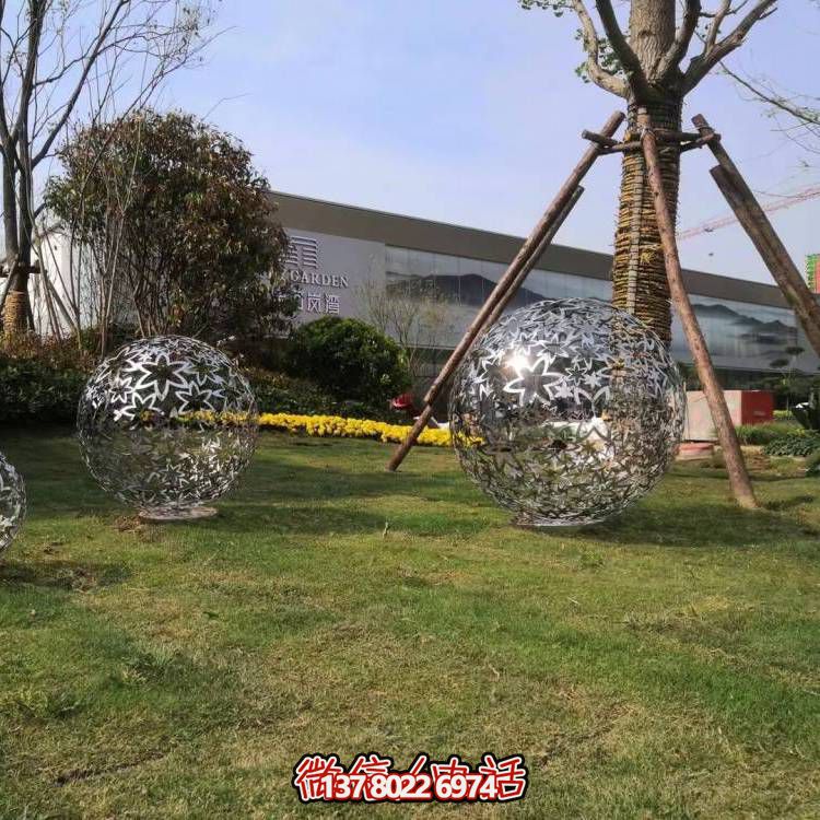 藝術(shù)雕塑裝置以不銹鋼和樹葉為原料，鏤空球造型，為戶外廣場和草坪增添藝術(shù)氣息