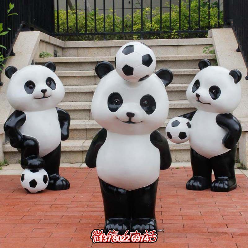 可愛熊貓雕塑，擺放玻璃鋼足球，為庭院添彩
