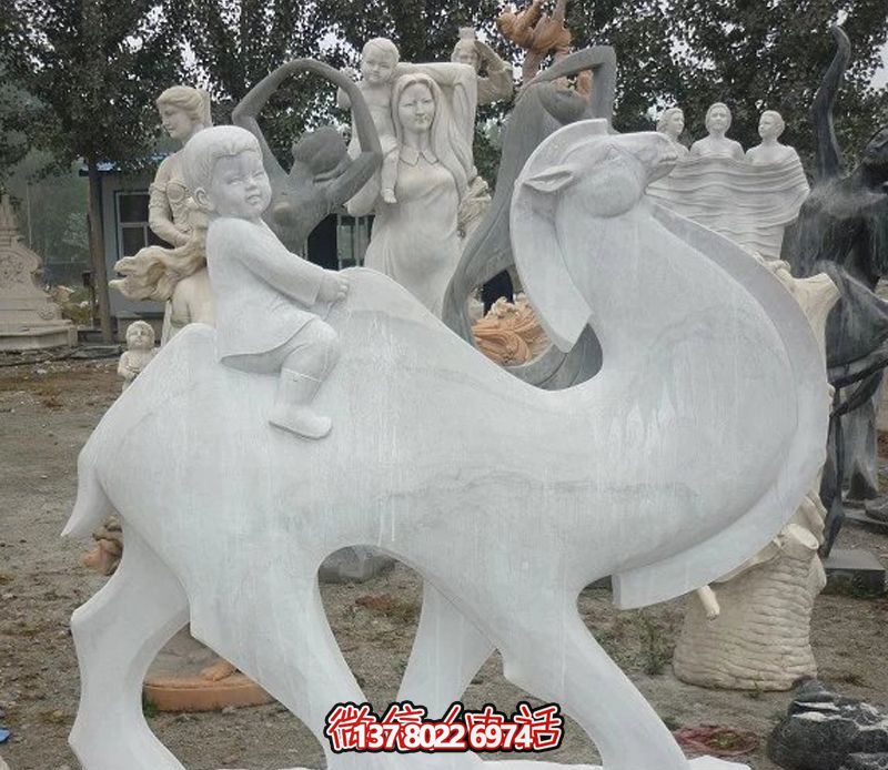 漢白玉駱駝雕塑，點綴公園里的抽象風情