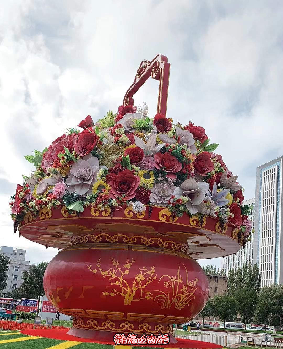 現(xiàn)代五彩花籃，給城市廣場(chǎng)帶來(lái)活力