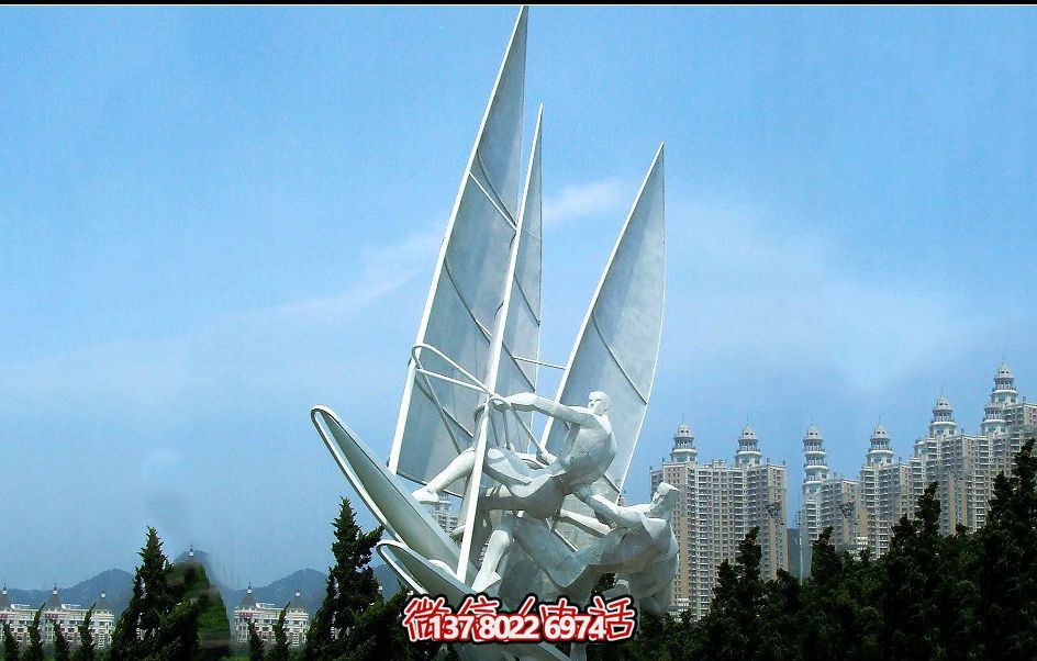 精美別墅鏤空雕塑點綴園林景觀，打造創(chuàng)意帆船