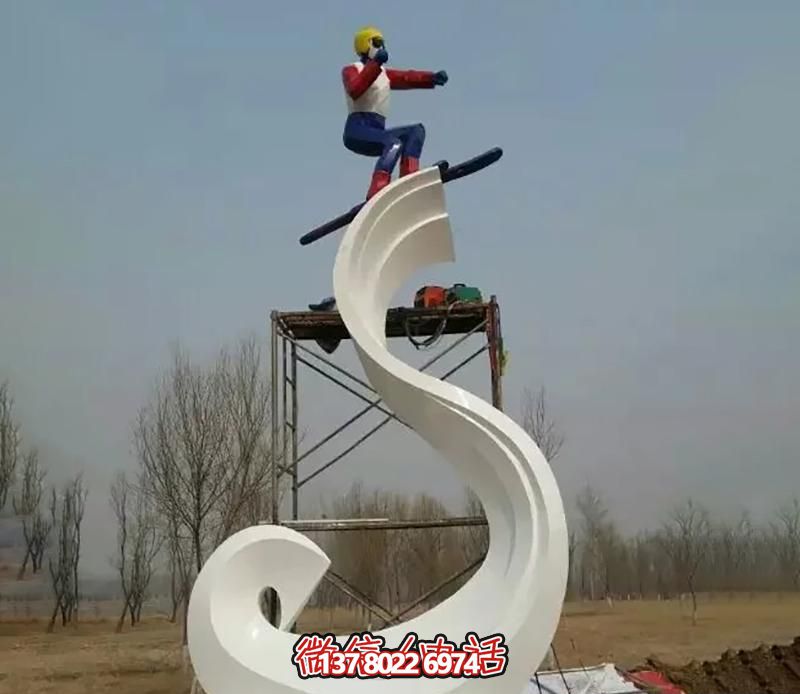 彩繪不銹鋼雕塑，把滑雪運(yùn)動(dòng)主題人物雕刻到廣場(chǎng)上