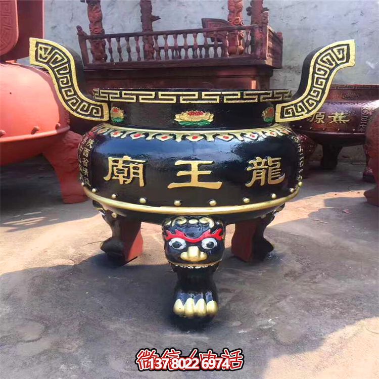 精美彩繪金漆圓形香爐，為寺廟添彩