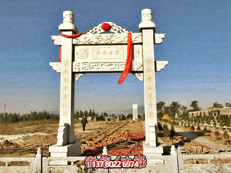 花崗巖簡易牌坊，擺放石墓地