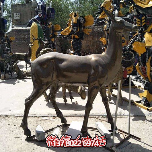 精美雕塑鹿，點綴園林景觀，增添藝術(shù)氣息