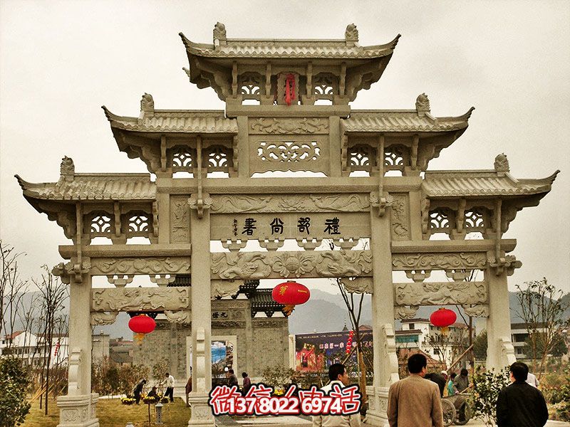 鏤空三門牌坊，點(diǎn)綴城市廣場(chǎng)